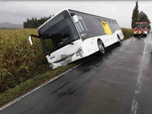 U Rovenska se pod autobusem s dětmi utrhla krajnice. Na místě byli dva zranění