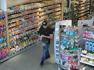 VIDEO: Muž ukradl parfém v drogerii, na útěku zahnal pronásledovatele nožem