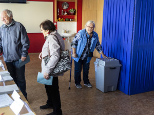 VOLBY 2022: Volební místnosti se opět otevřely. Lidé vybírají zastupitele a na Olomoucku i senátora