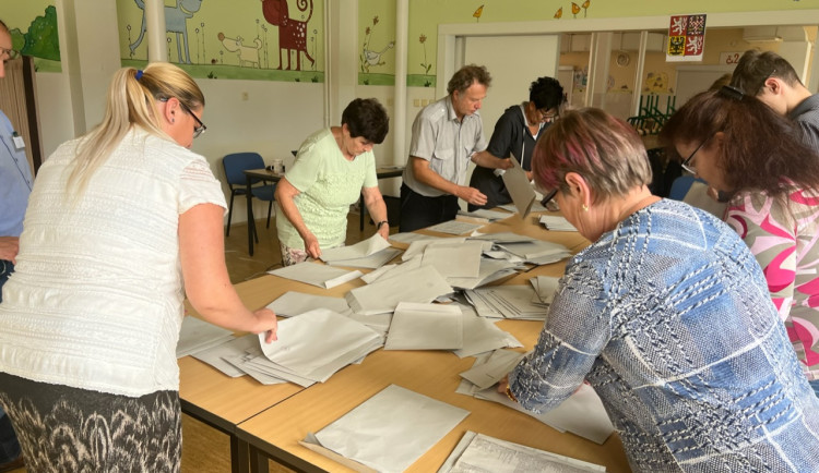 VOLBY 2022: Sčítání hlasů začalo. Volební místnosti se úderem druhé hodiny uzavřely