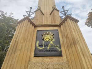 Olomoucký památník Rudé armády opět terčem vandalismu. Hákové kříže vystřídaly nápisy UA