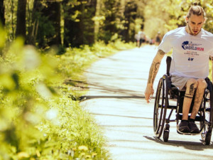Pokud vozíčkář vede život aktivně, až tak velké rozdíly oproti zdravým lidem nejsou, říká reprezentant Ivan Nestával
