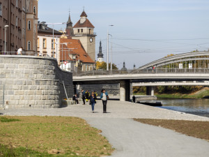 FOTOGALERIE: Olomoucká náplavka je po kolaudaci otevřená. Stavba u Moravy ještě pokračuje