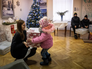 Charita sbírá vánoční balíčky pro děti z Ukrajiny. Často je to jejich jediný dárek, říká koordinátorka