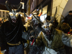 Punče, zářící strom i děsivý pochod krampus čertů: vánoční trhy v Olomouci se blíží