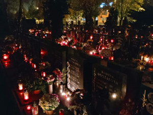 Nastává dušičkový víkend. Olomoucký hřbitov bude otevřený déle a žádá o třídění odpadu