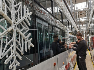 Dopravní podnik již chystá vánoční tramvaje. Do ulic Olomouce vyjedou příští neděli