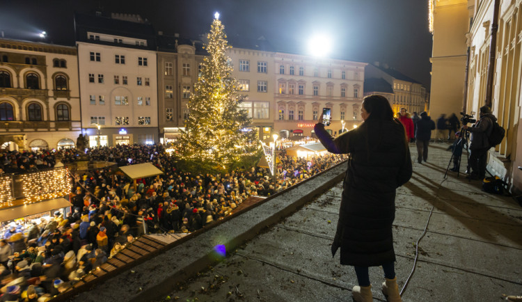 FOTO a VIDEO: Rozsvícení stromu v Olomouci přilákalo davy. Jedle dostala jméno Perníček