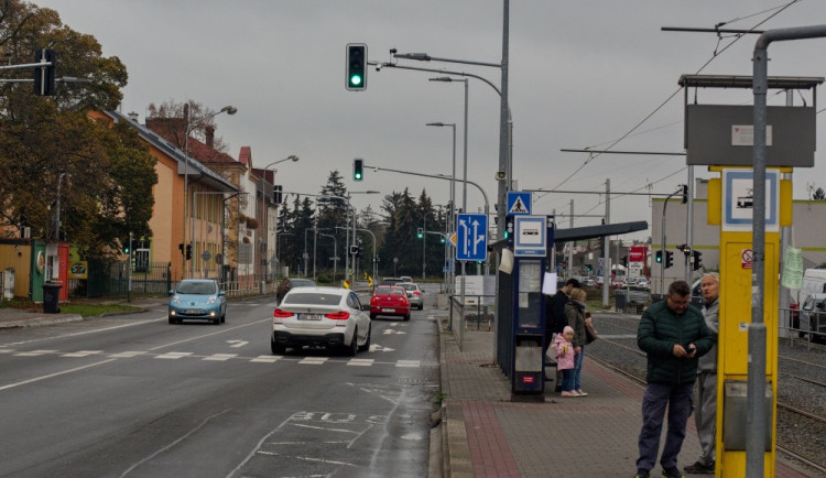 Semafory na Nových Sadech čekají na vyladění. Řidiči láteří, tramvaje hlásí zpoždění