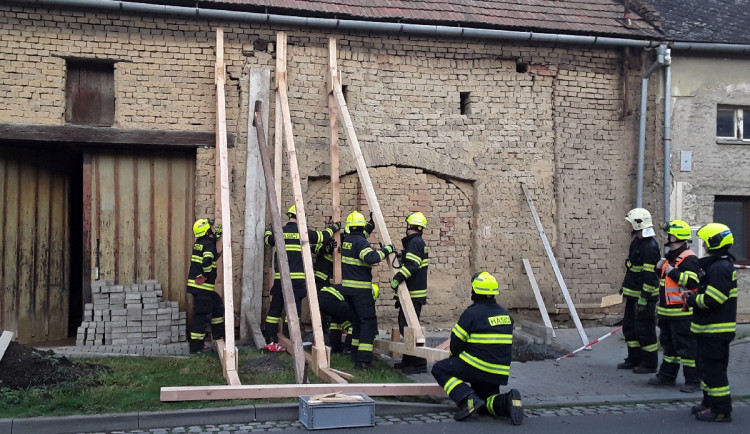 V Hablově hrozilo zřícení domu. Zeď z vepřovic zajišťovaly tři jednotky hasičů