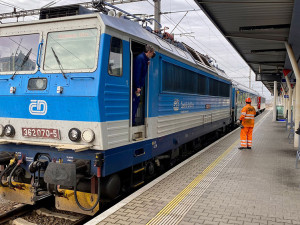 VIDEO: Elektrické vlaky už vozí cestující do Uničova. Trať je pod kontrolou evropského zabezpečovače