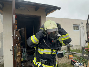 Hasiči likvidovali požár části mobilního domu v Bělkovicích-Lašťanech. Vznikl od krbu
