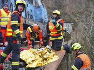 FOTOGALERIE: Vykolejený vlak a desítky zraněných. U Jívové proběhlo taktické cvičení