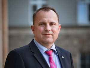 Rektor Univerzity Palackého Martin Procházka odvrátil své odvolání. Slíbil řešení CATRIN