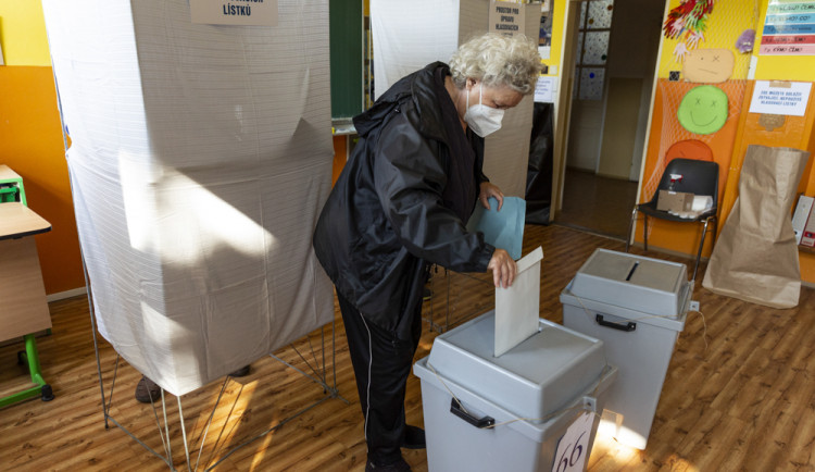 VOLBY 2021: V Olomouci se otevřely volební místnosti, počáteční zájem byl enormní