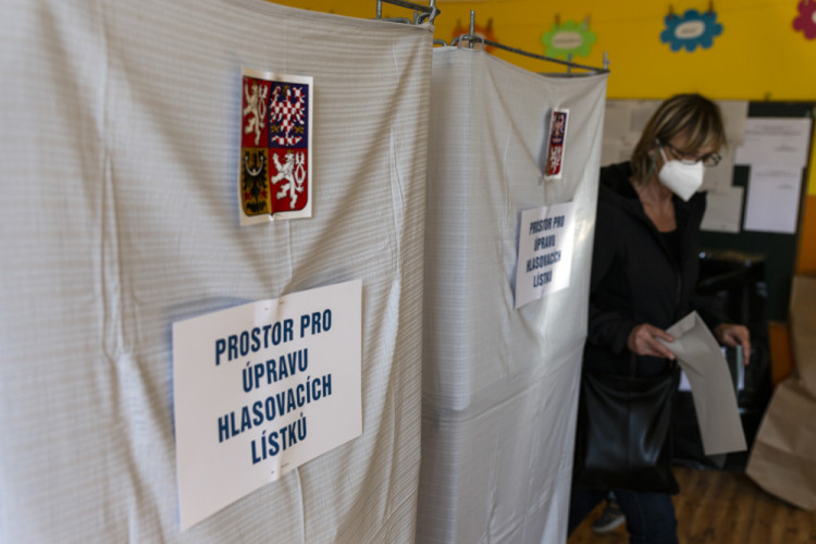 VOLBY 2021: V Olomouci se otevřely volební místnosti, počáteční zájem byl mimořádný