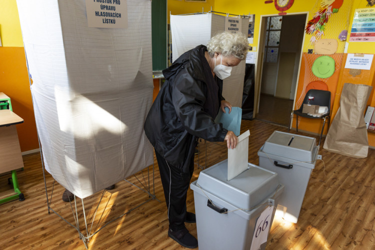 VOLBY 2021: V Olomouci se otevřely volební místnosti, počáteční zájem byl mimořádný