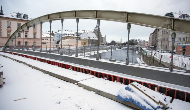 Most zvaný Rejnok zasáhla zima, práce se mají stihnout do konce června