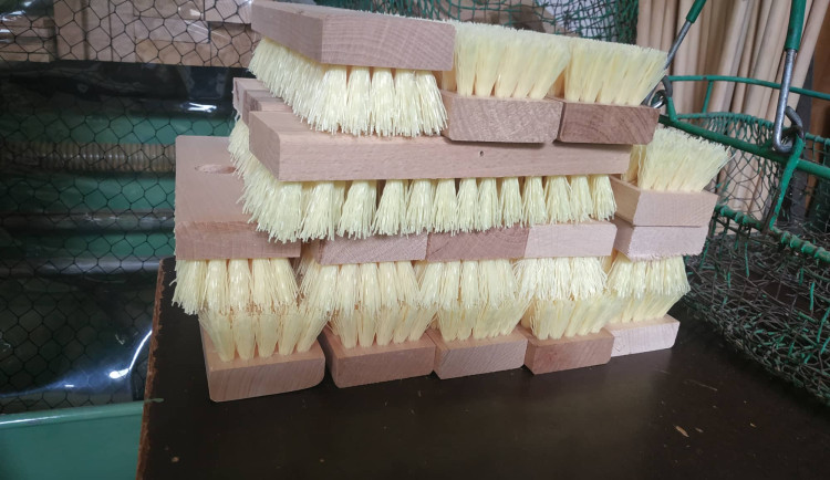 FOTOGALERIE: Ruční výroba kartáčů v Brodku u Konice